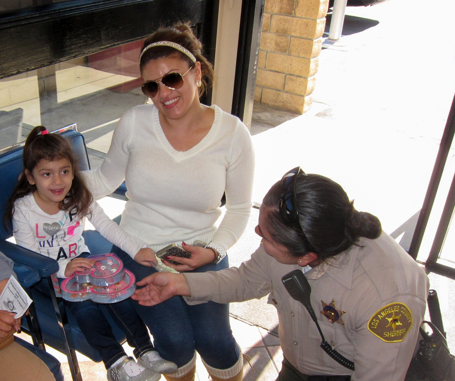 Deputy surprises a young child with a holiday gift